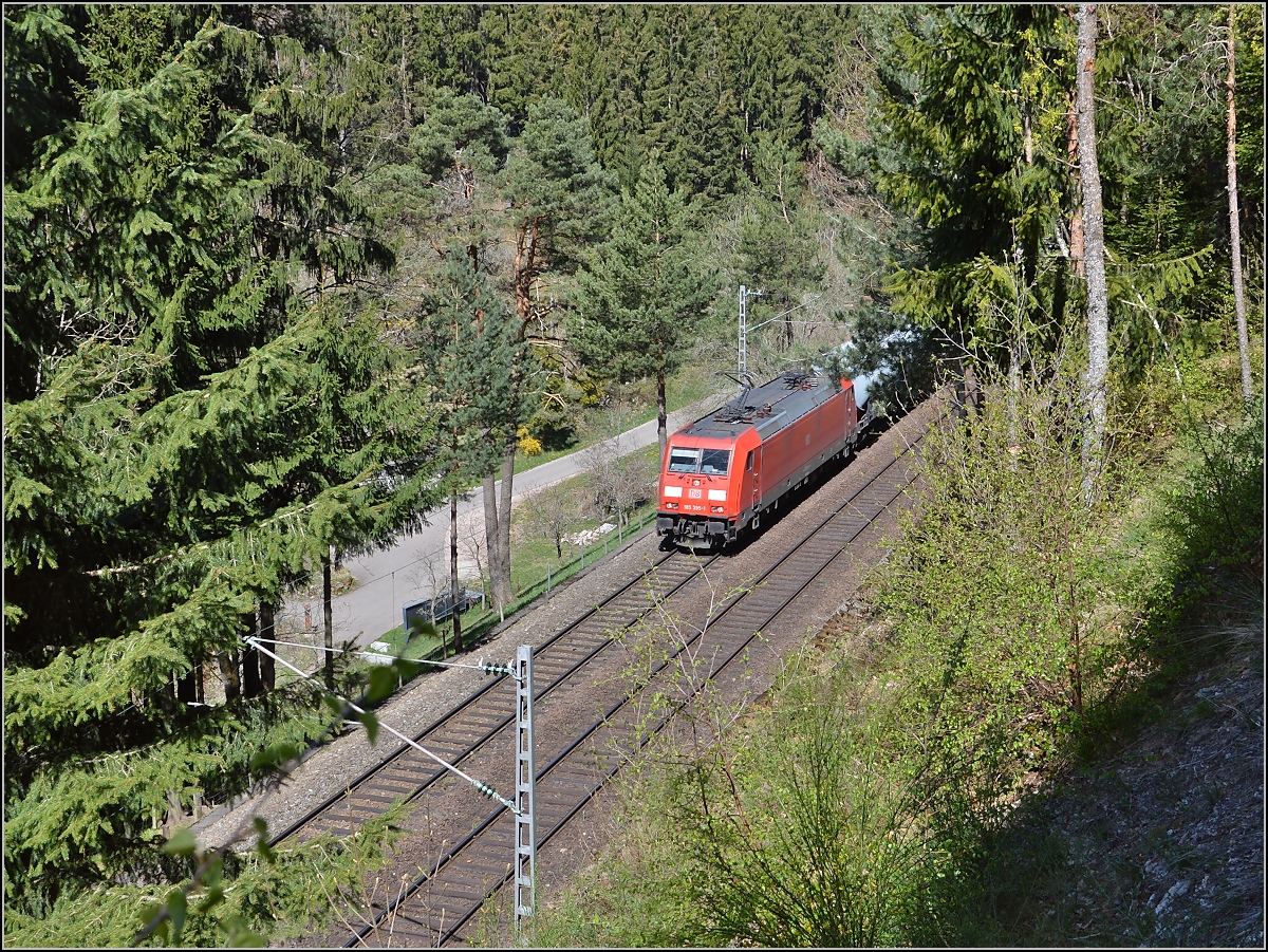 Mit dem zweiten Teil des Ölzuges nach Schwenningen kommt 185 395-1 den Berg hochgefahren. Zwischen Hohnen- und Gundwaldtunnel, Triberg, April 2015.