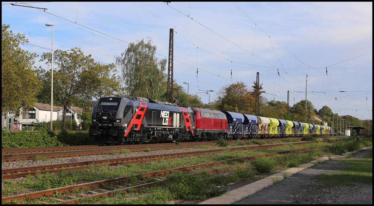 Mit der Diesellok 215008-2 und einem Schotterwagen Zug am Haken kam am 19.9.2026 um 17.18 Uhr die NeoLox 159278-1  in Richtung K�ln durch den Bahnhof Bonn - Mehlem.
