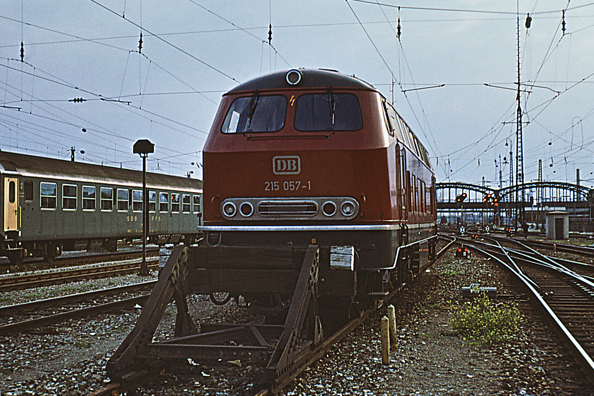 Mit diesem Bild fing alles an - mein erstes Eisenbahn-Foto. Ich war damals 14 Jahre alt. Die Diesellok 215 057 war damals noch neu. München Hauptbahnhof, Starnberger (Flügel-) Bahnhof am Abend des 30. Juni 1972.