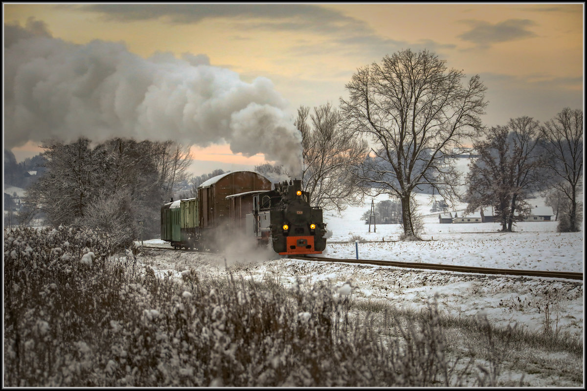 Mit diesem Bild einer grandiosen Fotosonderfahrt aus dem letzten Jahr beginne ich meine Reise durch das vergehende Foto-Jahr.
Wünsche allen hier einen ruhigen Advent. 

Hier im Bild : 
764.411 R mit einem Fotogüterzug im Dezember 2018 bei Neudorf im Stainztal. 
