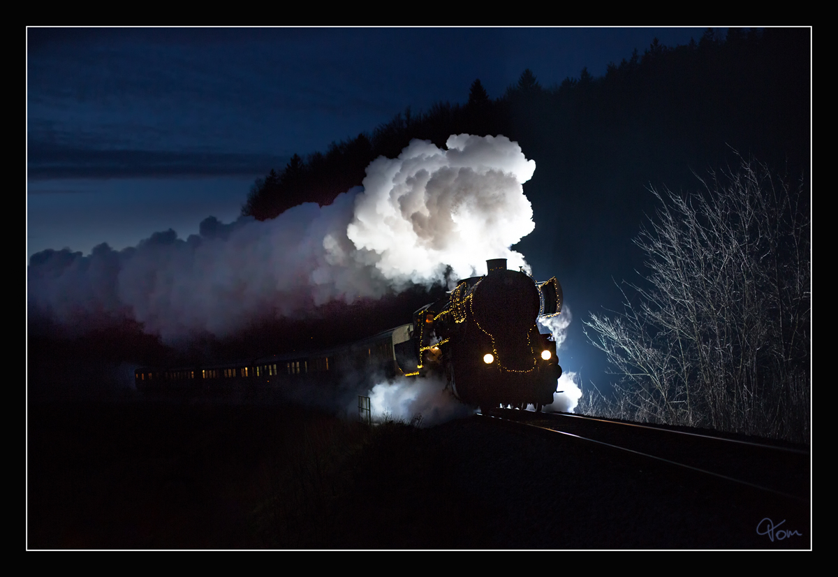 Mit diesem Bild wünsche ich allen hier auf Bahnbilder.de ein Frohes Weihnachtsfest - SZ 33-037 dampft mit einem Weihnachtszug von Ljubljana nach Grosuplje, aufgenommen nahe Reber pri Skofljici. 17.12.2017