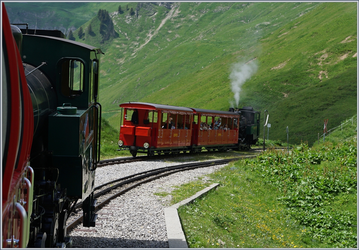 Mit diesem Bild der Zugskreuzung auf der Oberstaffel wünsche ich allen ein schönes Bahnbildertreffen auf bei der Brienz Rothorn Bahn.
7. Juli 2016