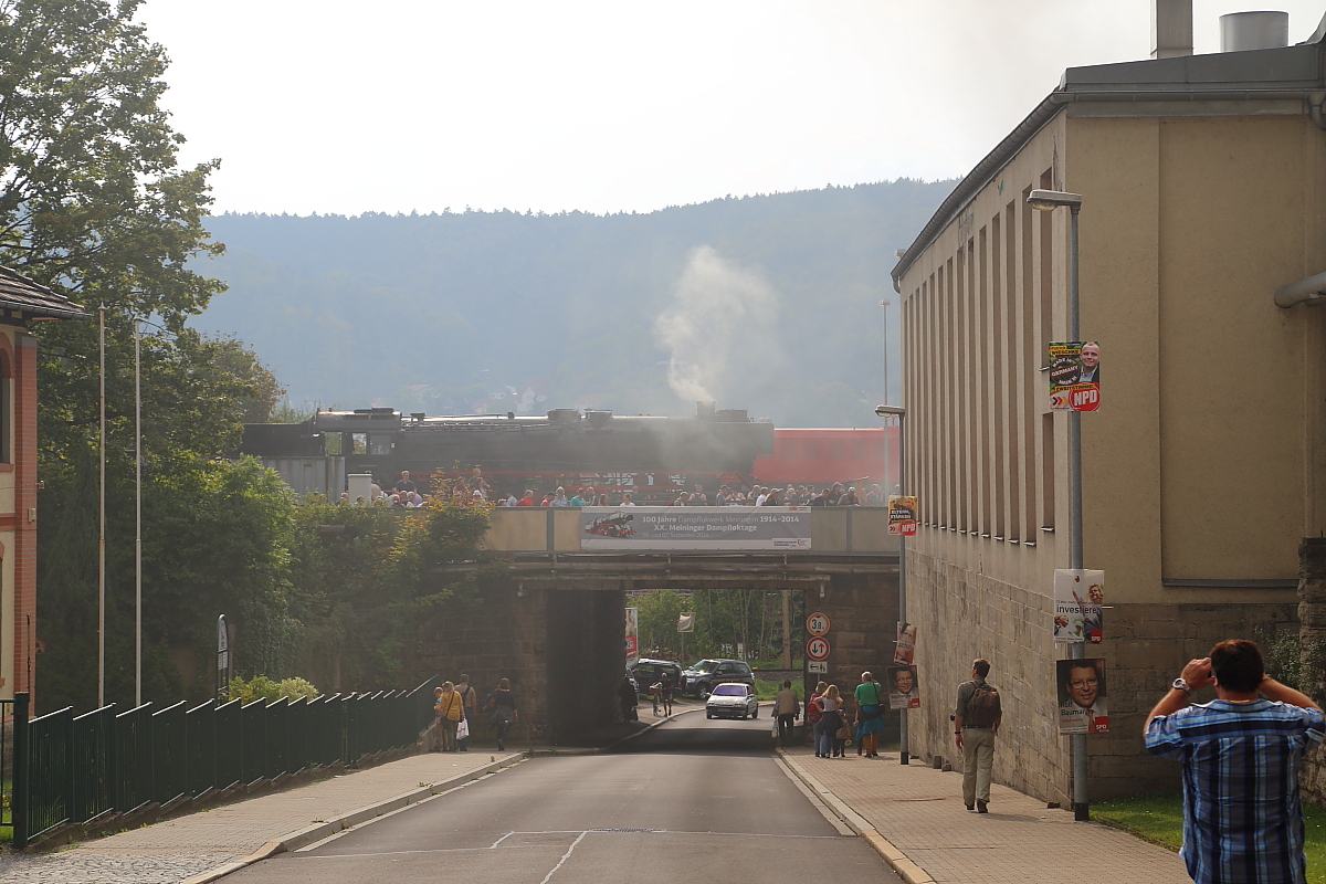 Mit diesem Blick auf das Menschengetümmel, habe ich mich am Nachmittag des 06.09.2014 vom Dampflokwerk Meiningen verabschiedet, in welchem man dieses Jahr nicht nur die XX. Dampfloktage beging, sondern auch das 100-jährige Bestehen desselben feiern konnte. Wenig später ging es dann mit unserem Sonderzug zurück nach Frankfurt/Main.