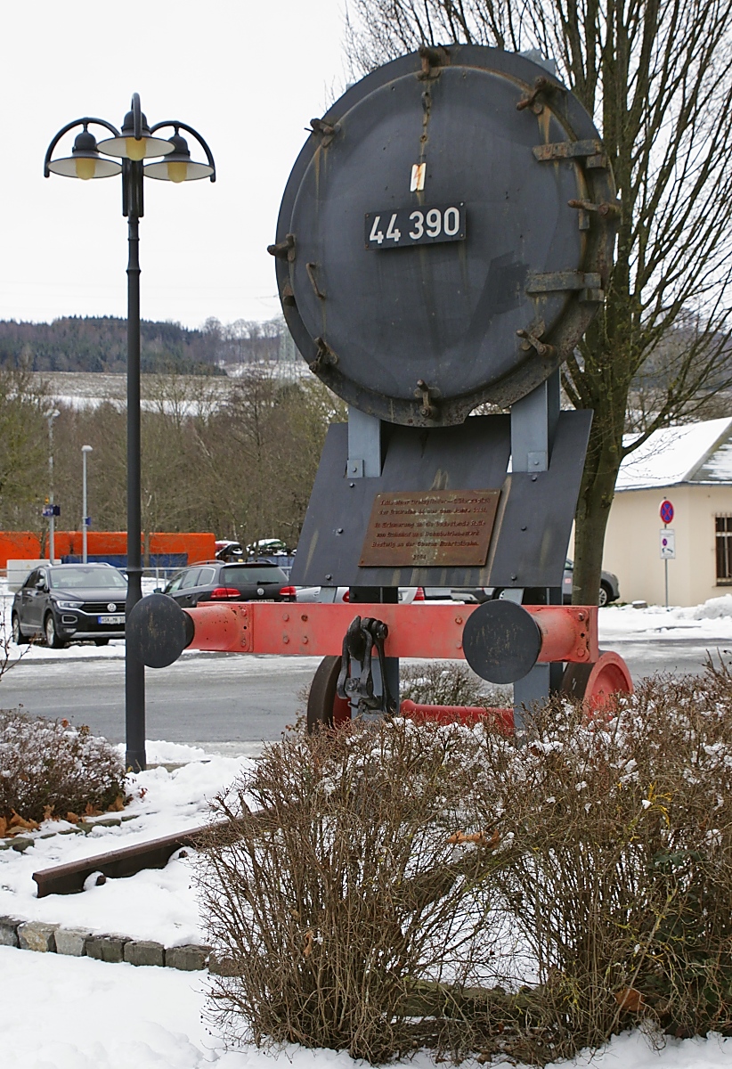 Mit diesem  Lokdenkmal  wird auf dem Bahnhofsvorplatz von Bestwig lt. Tafel  an die bedeutende Rolle von Bahnhof und Bahnbetriebswerk Bestwig an der Oberen Ruhrtalbahn  erinnert (21.01.2023)