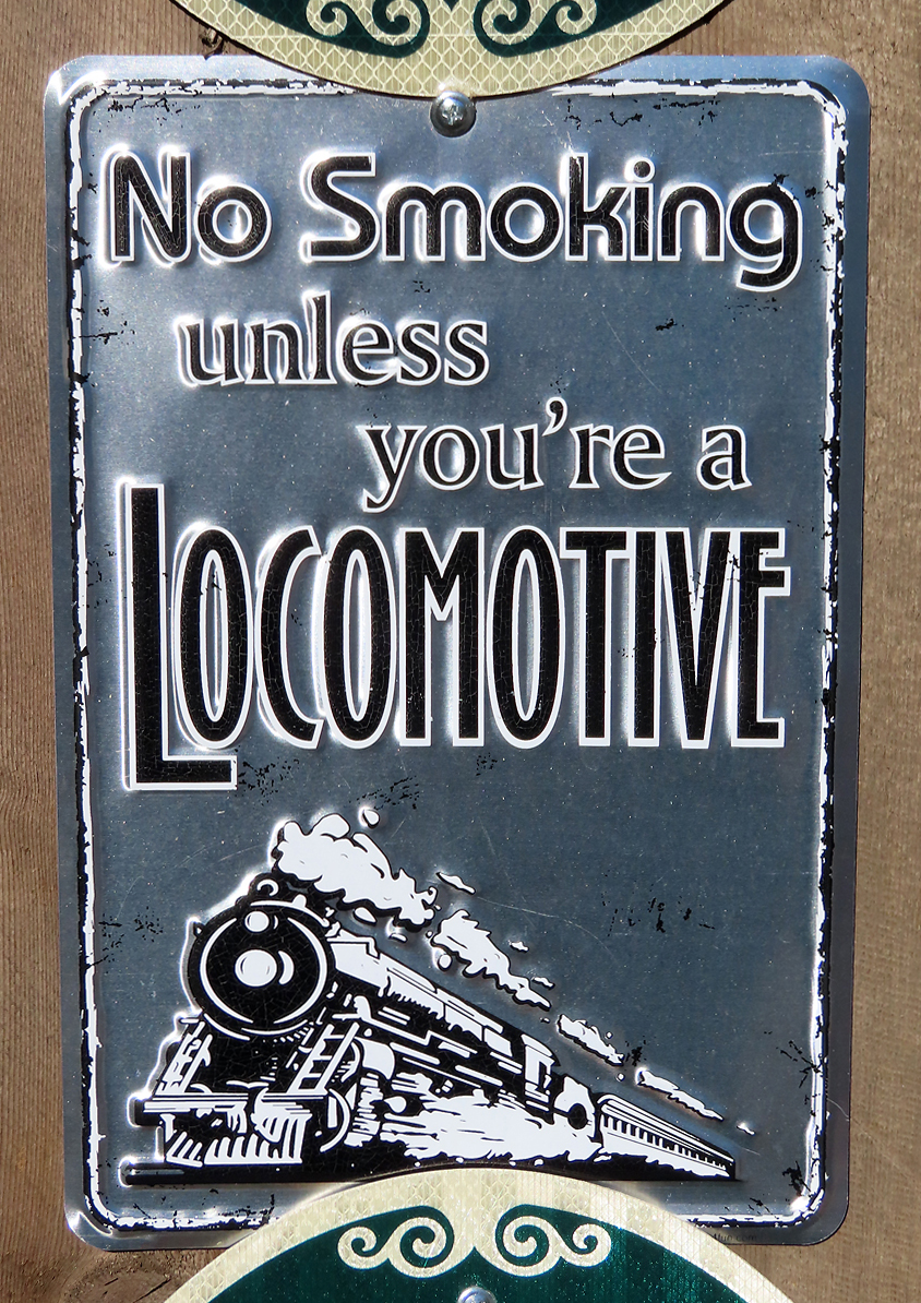 Mit diesem Schild wird auf originelle Art auf das Rauchverbot auf dem Bahngelände hingewiesen. Georgetown CO, 28.8.2022