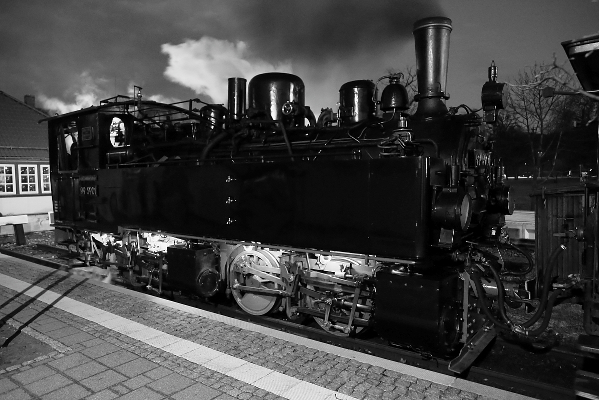 Mit diesem S/W-Bild von 99 5901, aufgenommen am Abend des 24.02.2017 im Bahnhof Wernigerode, möchte ich meinen Bericht vom ersten Tag der IG HSB-Sonderzugveranstaltung abschließen.