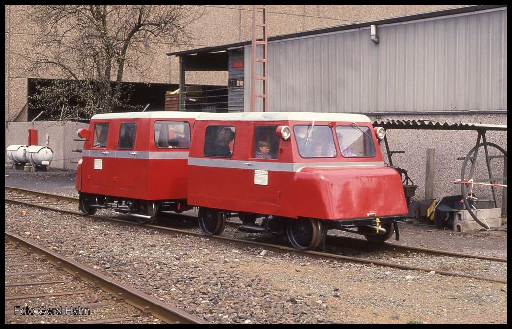 Mit diesen beiden Draisinen wurden beim Bahnhofsfest in Menden am 5.4.1992 Mitfahrten insbesondere für Kinder angeboten.