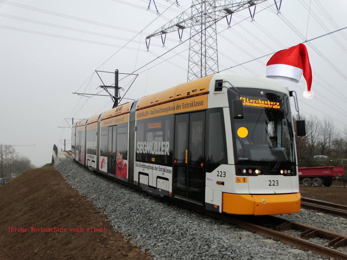 Mit diesen Bild wünsche ich allen Bahnbilder.de Usern und Besuchern Frohe Weihnachten. Hier zu sehen MVG Stadler Variobahn 223 am 17.12.16 in Mainz beim Überqueren der A60 