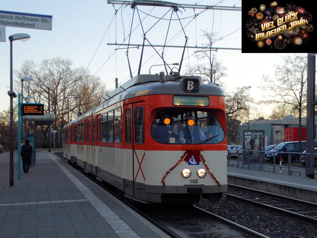 Mit diesen Bild wünsche ich allen Bahnbilder.de Usern und Besuchern einen guten Rutsch ins neue Jahr. Hier zu sehen VGF Düwag M-Wagen 102 am 03.12.16 in Frankfurt am Main