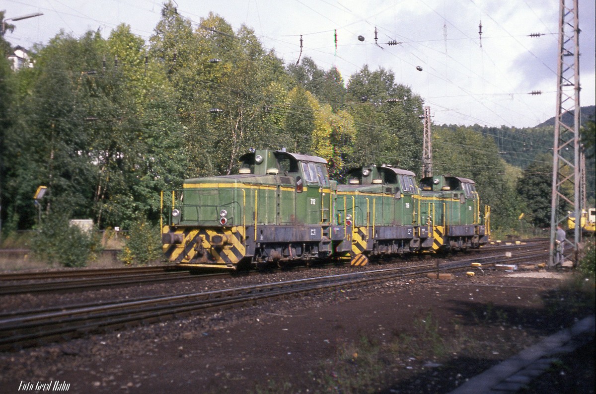 Mit diesen drei kleinen RAG Brummern hatte ich in Altenhundem nicht gerechnet.
Plötzlich kam dieser Lokzug gen Süden fahrend am 7.10.1988 um die Kurve. RAG 712 und RAG 706 und RAG 711 konnte ich erkennen. Wie ich später las, waren sie wohl auf dem Weg nach Italien, wohin sie verkauft worden waren.