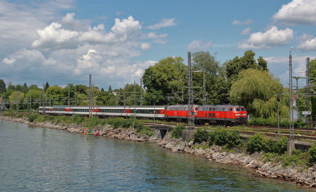 Mit einer Doppeltraktion 218 erreicht ein Eurocity München - Kempten - Lindau - Zürich die Insel Lindau.

Lindau, Juni 2020