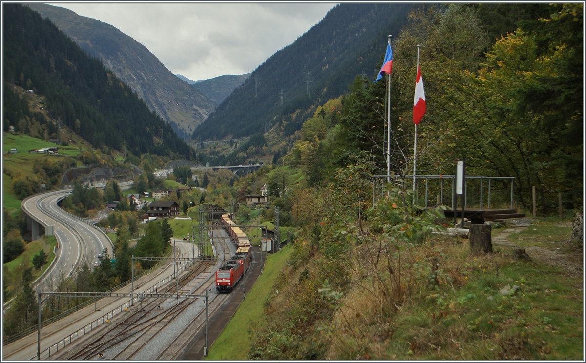 Mit drei*  DB 185 bespannt erreicht der  Winner-Zug  Wassen, rechts im Bild die Plattform, welche welche einen herrlichen Blick auf die Linienführung der Gotthardbahn bei Wasen bietet.
10. Okt. 2014
*Zwei Zug- und eine Schiebelok