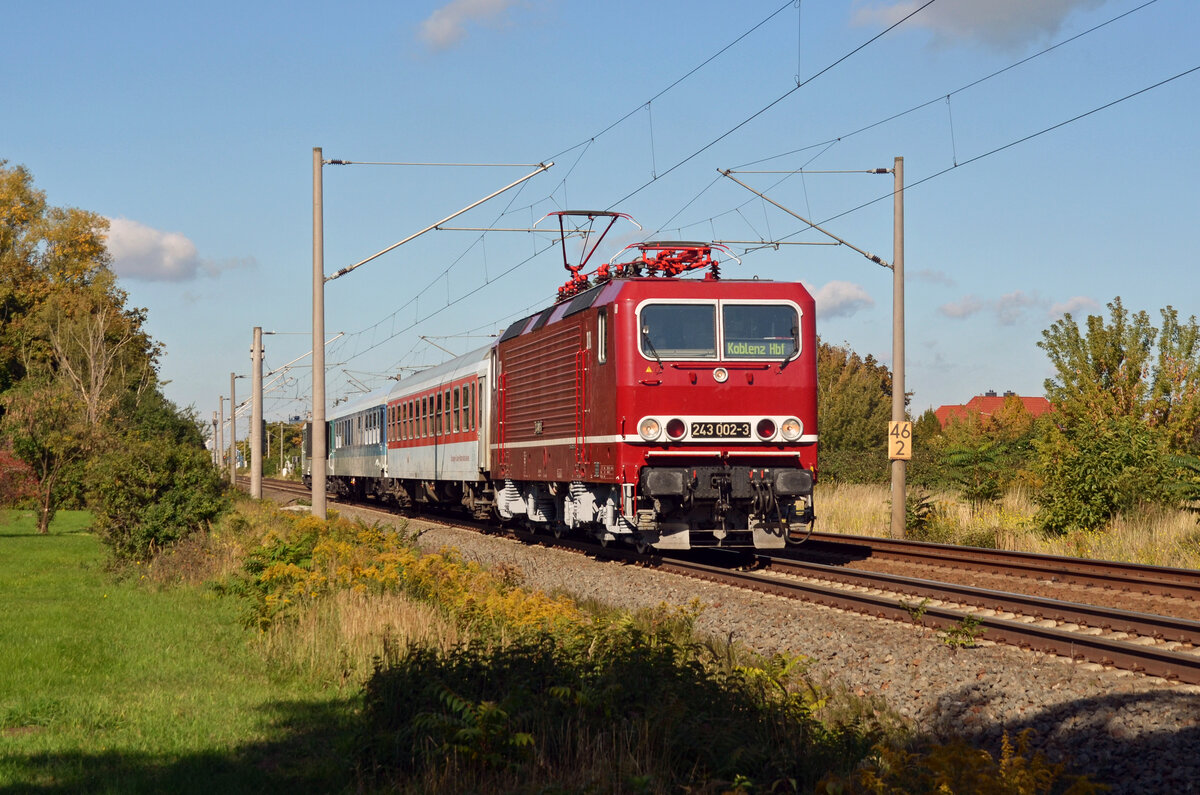Mit drei Personenwagen rollt 243 002 am 29.09.22 durch Greppin Richtung Bitterfeld. Der Wagenpark bestand aus einem ehemaligen CNL-Sitzwagen, einem IR-Wagen und einem n-Wagen mit Wittenberger Kopf.