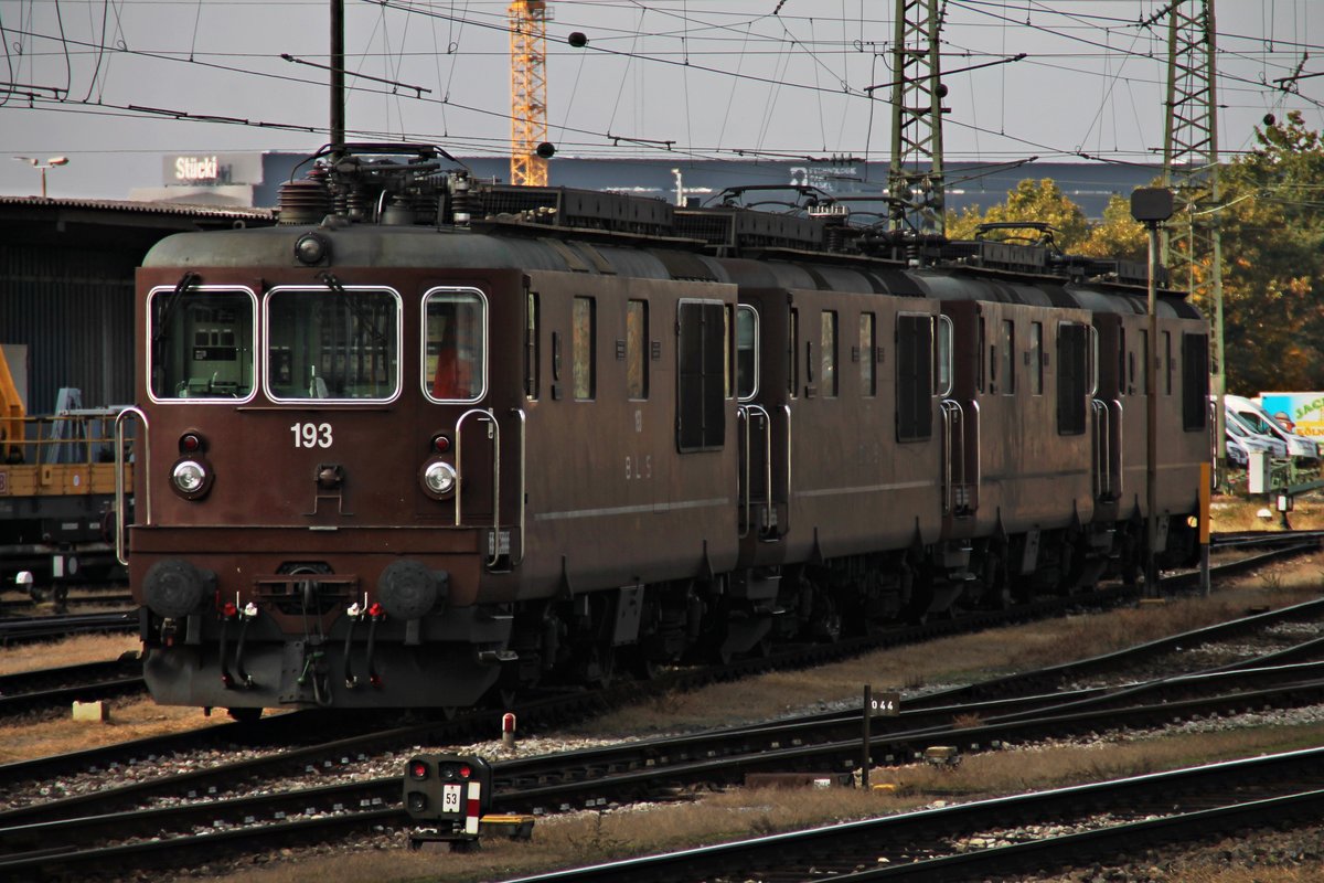 Mit drei weiteren Schwestern, stand am Mittag des 21.10.2015 die Re 4/4 193 (425 193-0)  Steg  abgestellt im nördlichen Vorfeld vom Badischen Bahnhopf von Basel und warteten auf deren nächsten Einsätzen.