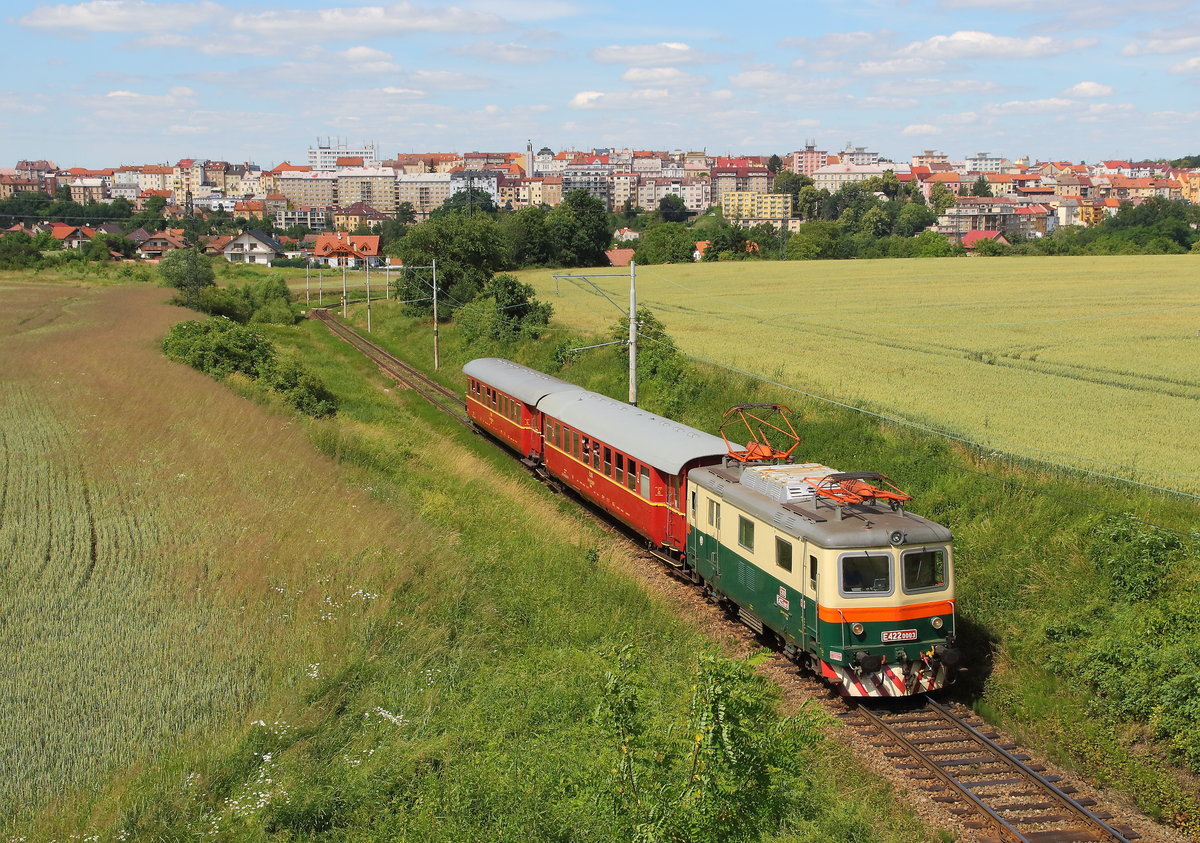 Mit der E 422 0003 auf dem Weg nach Bechyne zeigt sich die Stadtsilhouette von der Hussitenstadt Tabor am 04.07.2020. Gerade am Wochenende wird für die Touristen die historische Bobinka eingesetzt. 