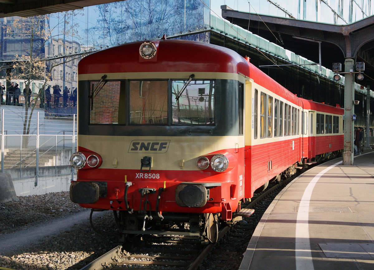 Mit ehemaligen Triebzügen der SNCF an den Weihnachtsmarkt Basel am 17. Dezember 2016.
Train Thur Doller Alsase mit XRABx 8508 + XBD 4395 im SNCF Bahnhof Basel, kurz nach der Ankunft.
Foto: Walter Ruetsch