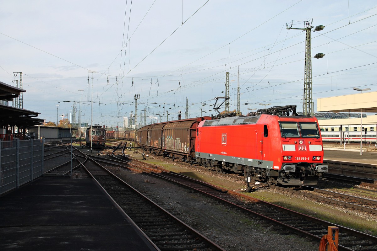 Mit eienm gemischten Güterzug fuhr am 14.11.2014 die 185 086-6 durch den Badischen Bahnhof von Basel gen Muttenz über Gleis 1.