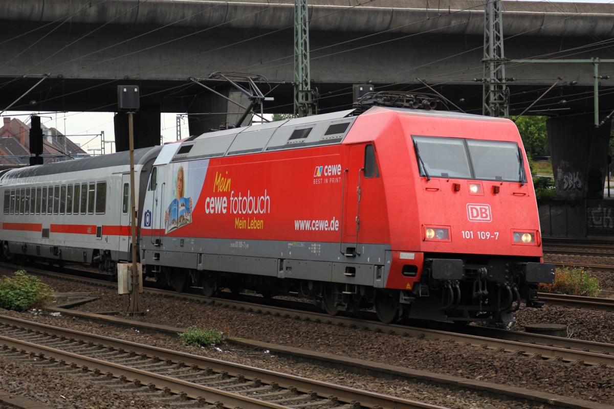 Mit ein bisschen Cewe-Werbung zieht 101-109-7 ihren IC aus den Bahnhof in Richtung Sden.
Hamburg-Harburg, 19.8.13.
