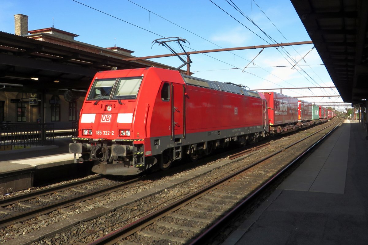 Mit ein KLV dönnert am 17 September 2020 DB 185 322 durch Roskilde.
