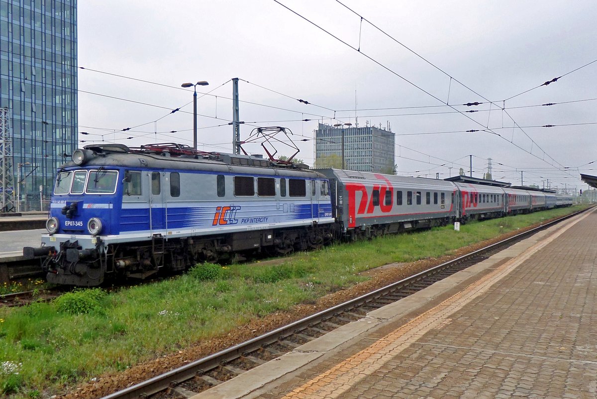 Mit ein Nachtzug nach Moskwa durchfahrt EP07-345 am 3 Mai 2016 Warszawa-Zachodnia.