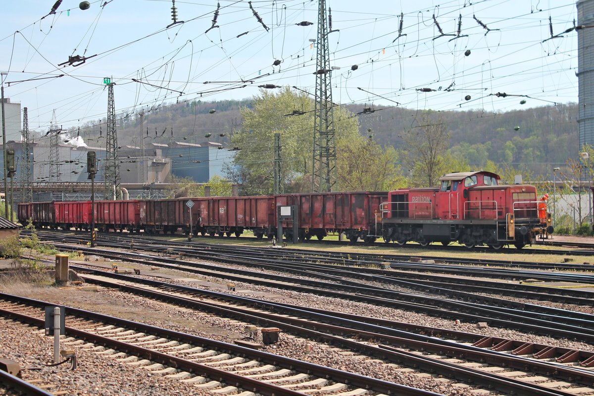 Mit ein paar E-Wagen rangierte am Mittag des 12.04.2017 die 294 786-9 vom Werksgelände von Saarstahl in den Bahnhof von Völklingen.