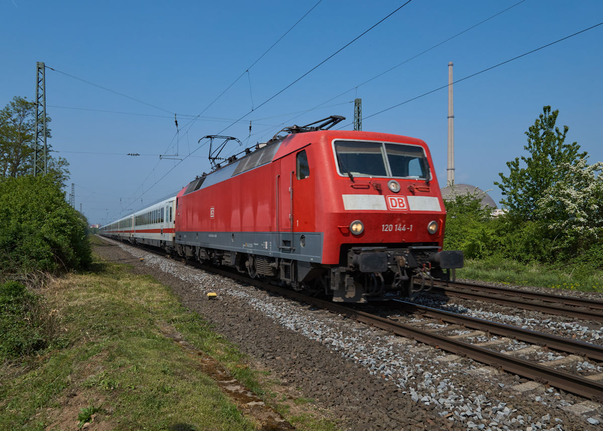 Mit ein paar Minuten Verspätung war IC2017  Allgäu  am 1.5.2019 auf dem Weg von Dortmund nach Oberstdorf. Von Dortmund bis Stuttgart wurde der Zug außerplanmäßig von 120 144 statt einer Lok der BR101 bespannt. Kurz vor dem Koblenzer Hauptbahnhof wurde dabei das ehemalige Kernkraftwerk Mülheim-Kärlich passiert, welches gerade abgerissen wurde.