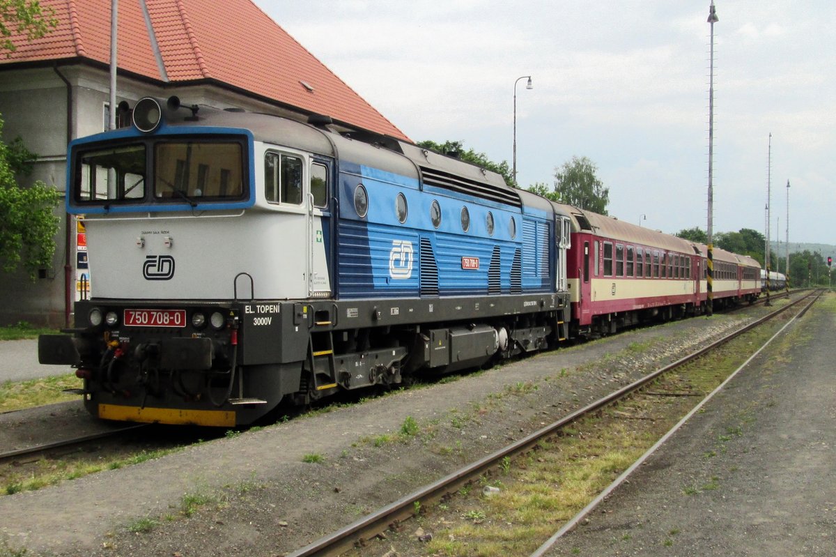 Mit ein Rychlík aus Praha-Masarykovo ist am 25 Mai 2015 CD 750 708 in Rakovnik angekommen.