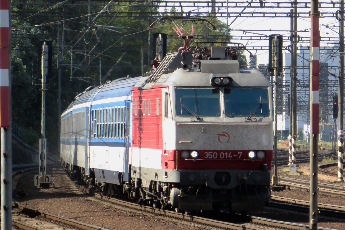 Mit ein Schnellzug nach Zilina über Valasski Mezeriki und Horni Lidec treft 350 014 am 20 September 2020 in Praha-Liben ein.