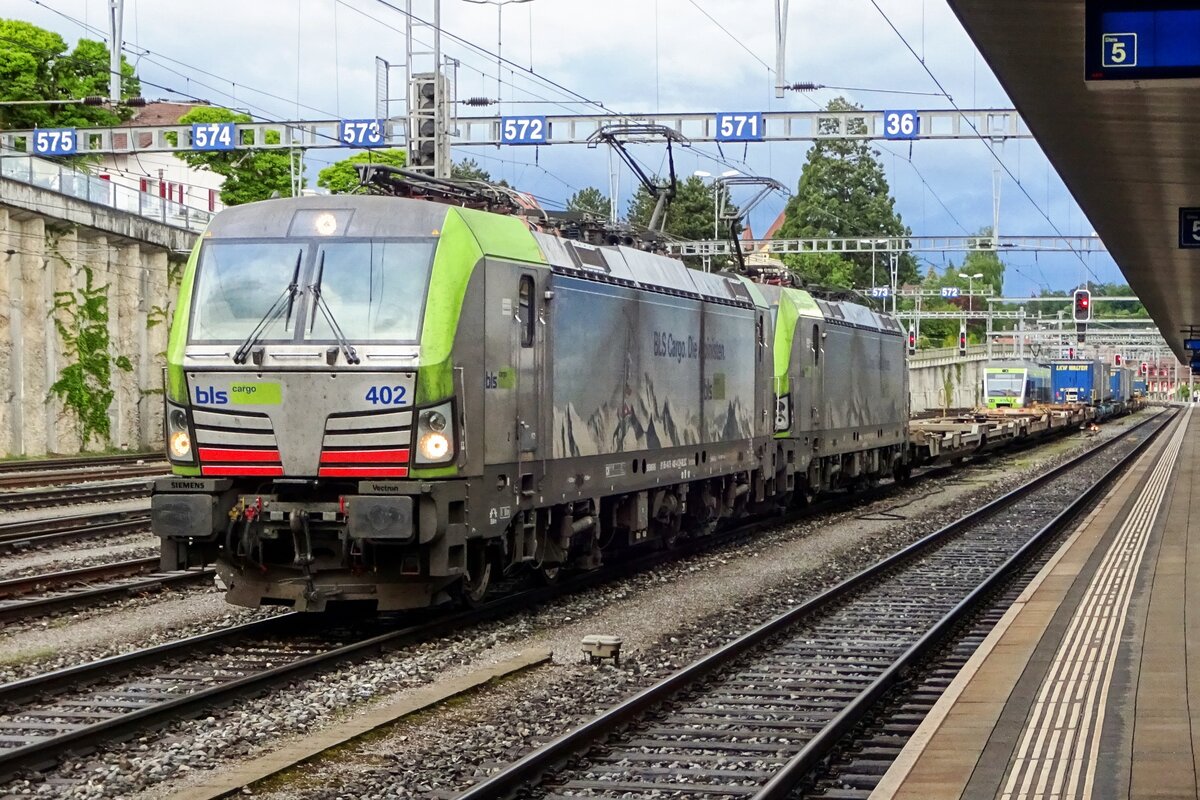 Mit ein Zug aus Rotterdam-Kijfhoek ist BLS 475 402 am 28 Mai 2019 in Spiez angekommen. Die BLS-Vectronen schaffen die ganze Fahrt zwischen Italien (Mortara, Melzo) und die Niederlände (Kijfhoek) ohne Lokwechsel.