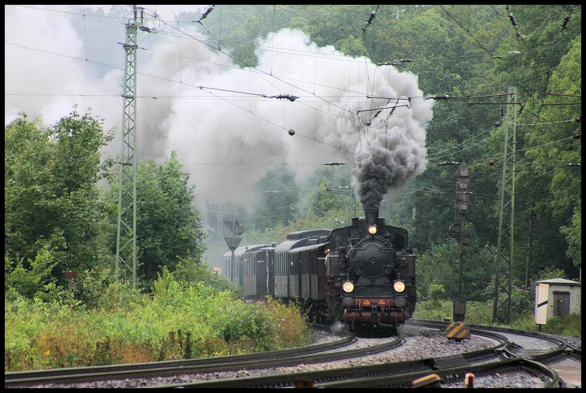 Mit einer eindrucksvollen Rauchwolke biegt hier am 3.9.2006 die historische Dampflok T 11 der Museums Eisenbahn Minden mit ihrem Preußenzug in die Eingangskurve des Bahnhof Hasbergen ein. Der Zug war auf dem Weg von Lengerich nach Osnabrück.