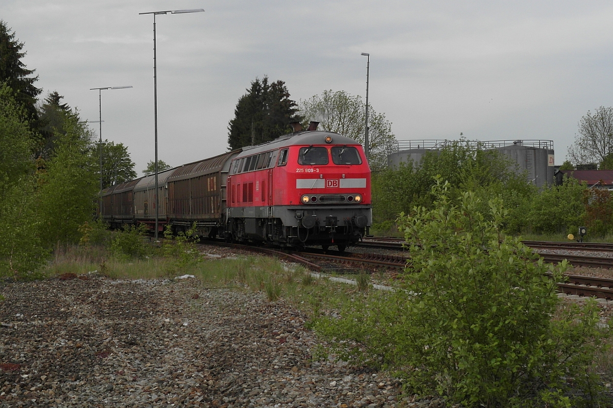 Mit einem ‘Umleiter‘ befindet sich 225 809-3 auf der Fahrt von Ulm nach Lindau-Reutin am 06.05.2014 kurz vor der Durchfahrt durch den Bahnhof von Biberach (Riß).