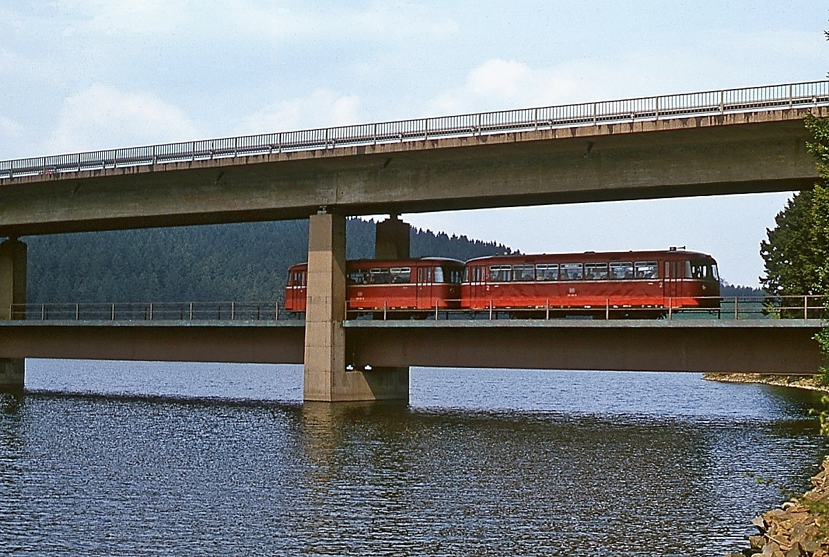 Mit einem 995 im Schlepp überquert ein unbekannter 795 am 03.09.1978 die kombinierte Schienen-Straßenbrück über die Lister, einen Seitenarm der Biggetalsperre