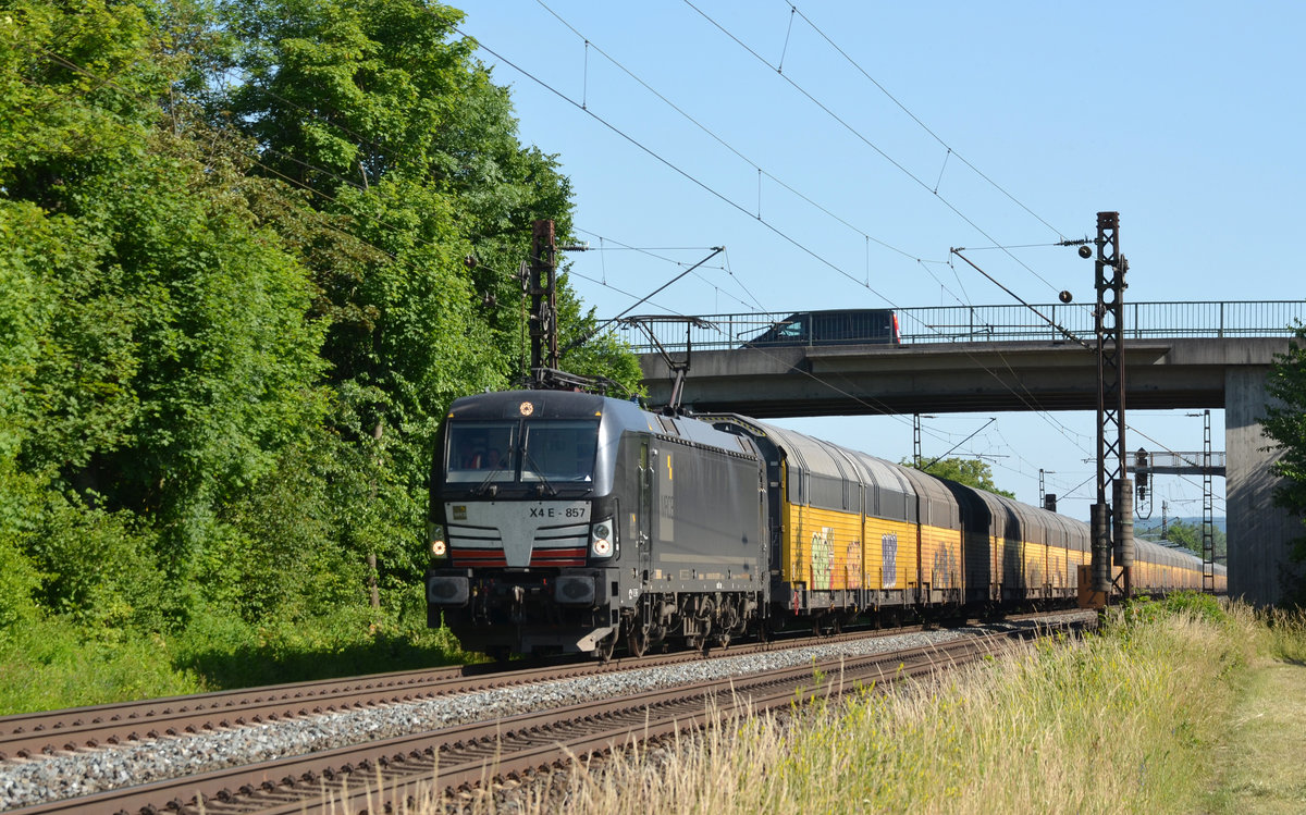 Mit einem Altmannzug rollte 193 857, welche direkt von PCT eingesetzt wird, am 14.06.17 durch Thüngersheim Richtung Gemünden.
