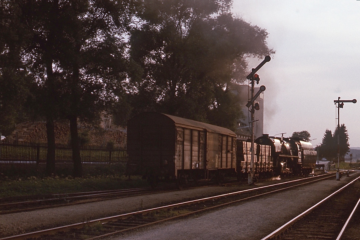 Mit einem an diesem Augusttag 1975 sehr kurzen Güterzug verlässt die CSD-556 0506 den Bahnhof Gmünd/NÖ in Richtung Ceske Velenice