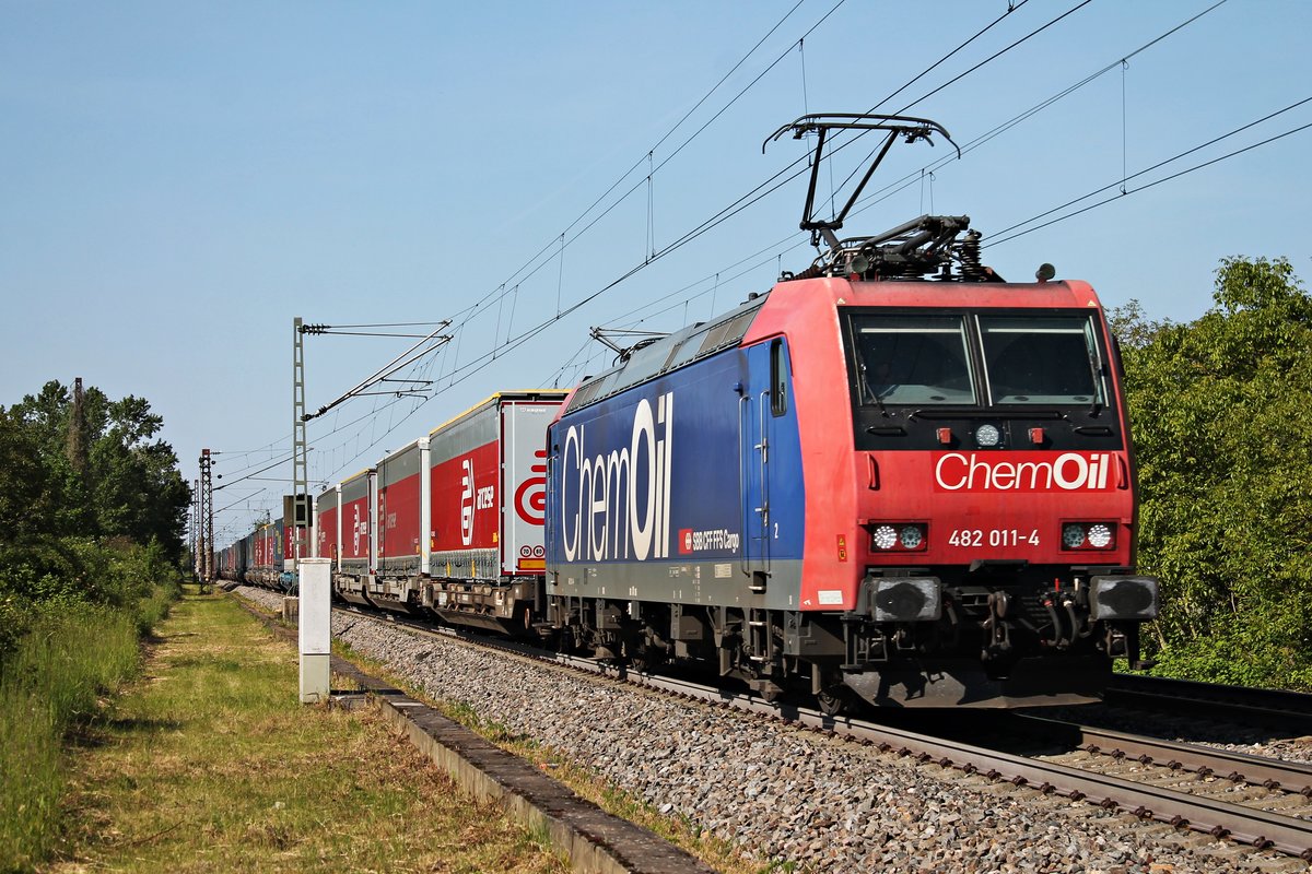Mit einem  arcese -KLV aus Köln Eifeltor fuhr am Nachmittag des 23.05.2019 die Re 482 011-4  ChemOil  südlich vom Hp. Buggingen über die KBS 703 durchs Rheintal in Richtung Schweizer Grenze.