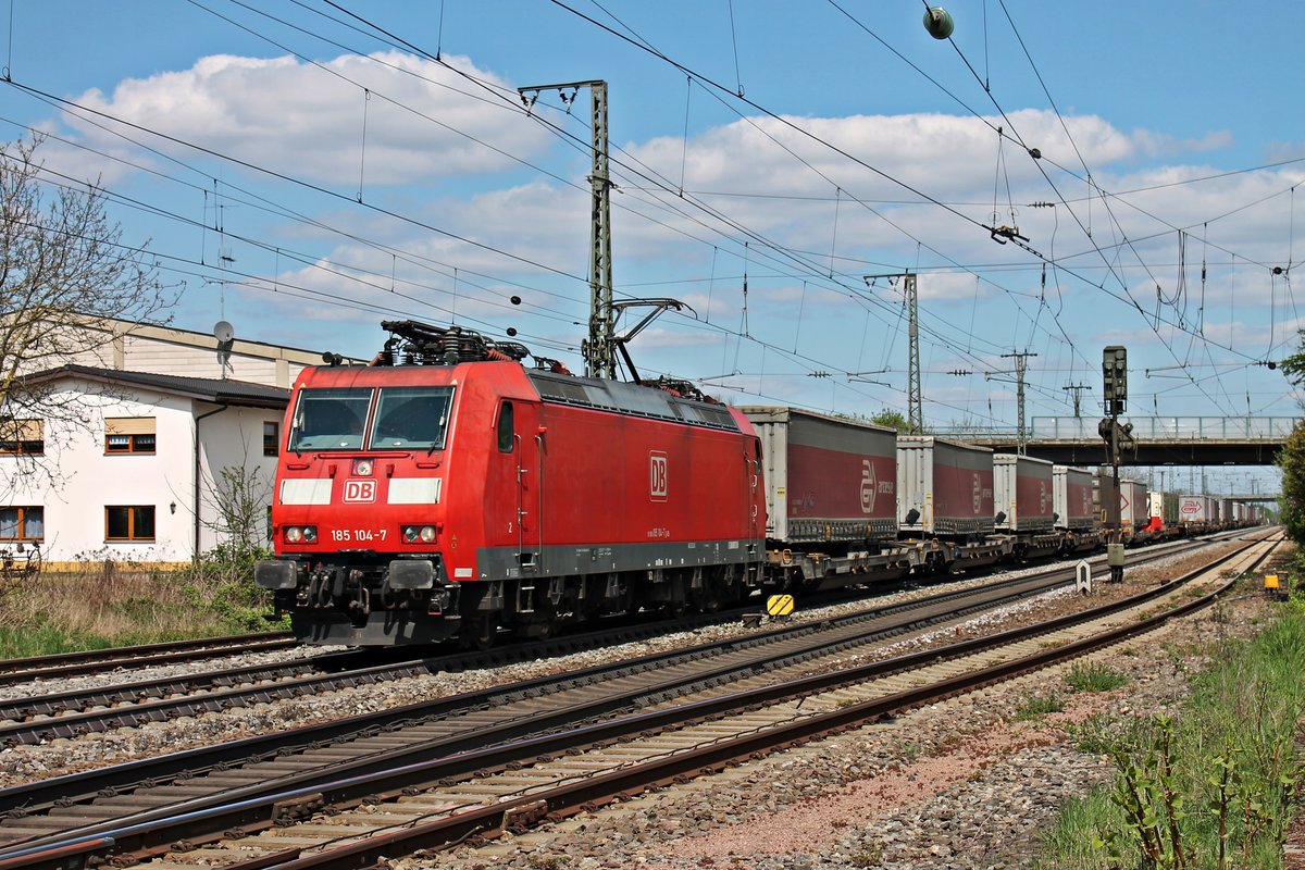Mit einem  arcese -KLV fuhr am 18.04.2015 die 185 104-7 durch den Bahnhof von Müllheim (Baden) in Richtung Basel.