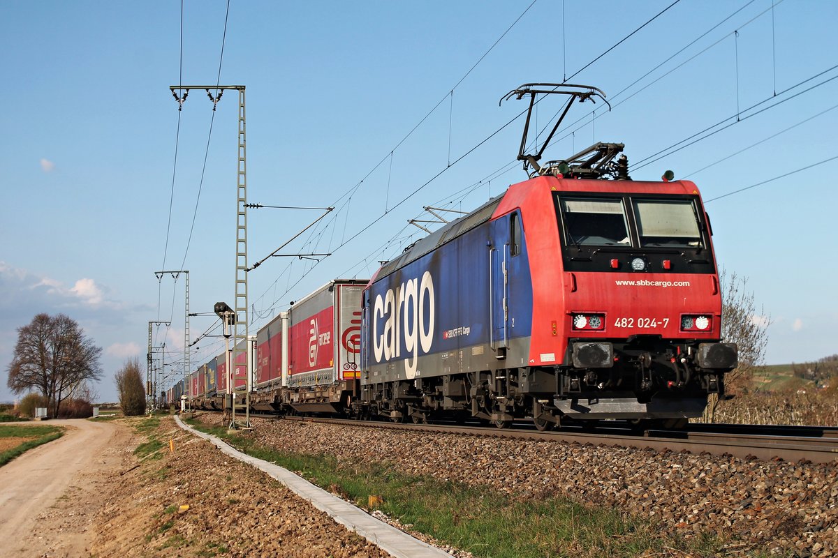 Mit einem  arcese -KLV nach Italien fuhr am 28.03.2017 die Re 482 024-7 nördlich von Müllheim (Baden) über die KBS 703 durchs Markgräflerland in Richtung Basel.