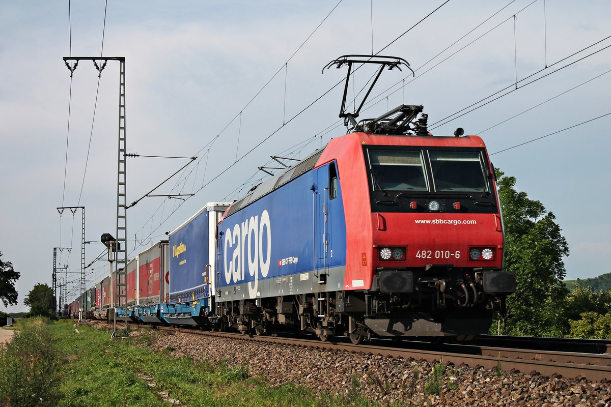 Mit einem  arcese -KLV nach Italien fuhr am 05.06.2018 die Re 482 010-6 nördlich von Müllheim (Baden) durchs Markgräflerland über die KBS 703 in Richtung Schweizer Grenze.