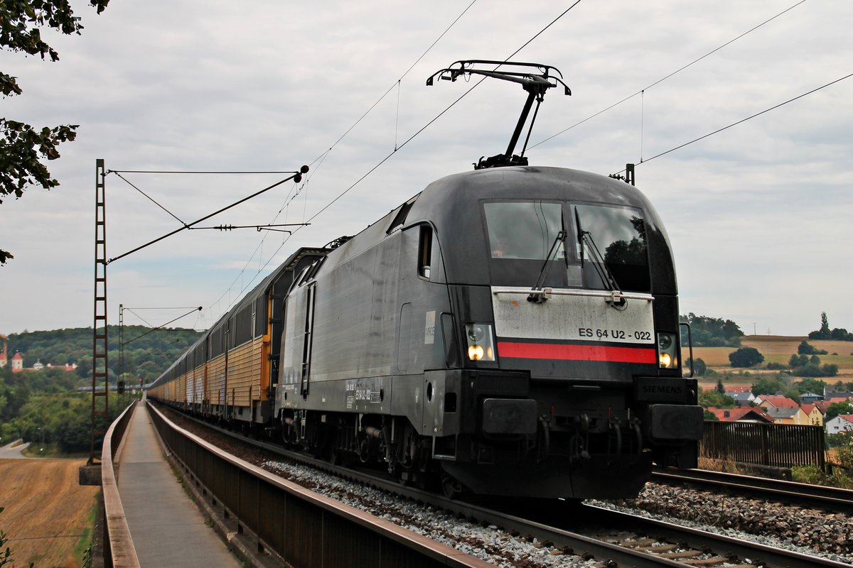 Mit einem ARS Altmann Autozug überquerte am 24.08.2015 die MRCE/TXL ES 64 U2-022 (182 522-3) die Donaubrücke bei Mariaort in Richtung Nürnberg.