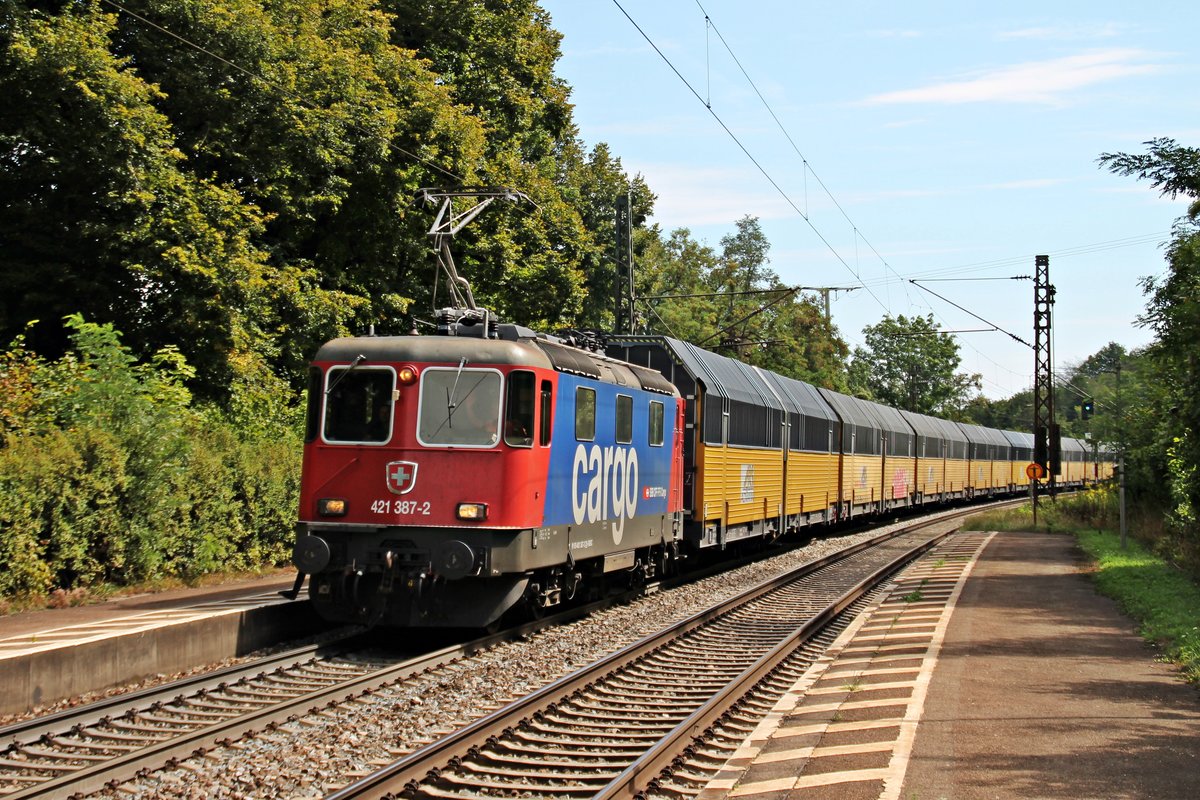 Mit einem  ARS Altmann -Autozug (Regensburg Ost - Bremerhaven) fuhr am 28.08.2015 die SBB Cargo/TXL Re 421 387-2 durch den Haltepunkt von Etterzhausen in Richtung Nürnberg.