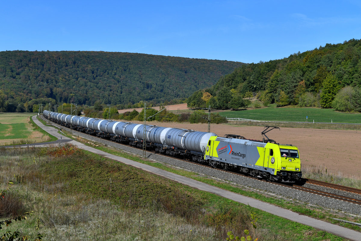 Mit einem artreinen Kesselwagenzug war am 04. Oktober 2018 die 119 007 für RheinCargo in Richtung Süden unterwegs. An der Staustufe Harrbach lag die Leistung gut im Licht.