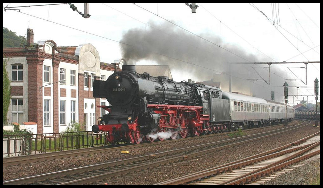 Mit einem aus DB Silberlingen gebildeten Sonderzug am Haken braust hier am 25.9.2005 die 012100 durch den Bahnhof Melle in Richtung Osnabrück.