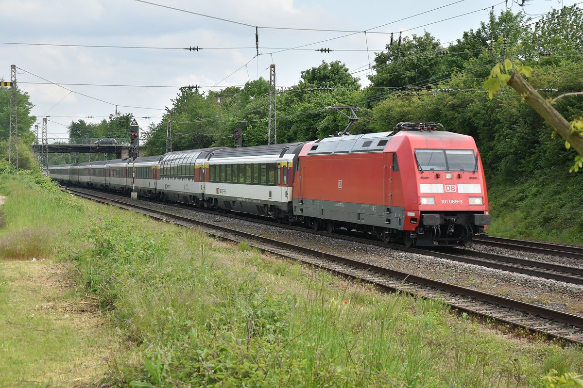 Mit einem aus Schweizerwagen bestehendem Zug am Haken kommt die 101 069-3 durch Sechtem. 17.5.2019