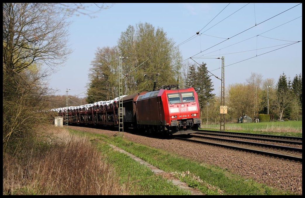 Mit einem Auto Transport Zug am Haken ist hier die DB 185056-9 am 10.4.2019 um 16.13 Uhr zwischen Natrup-Hagen und Lengerich auf der Rollbahn in Richtung Münster unterwegs.