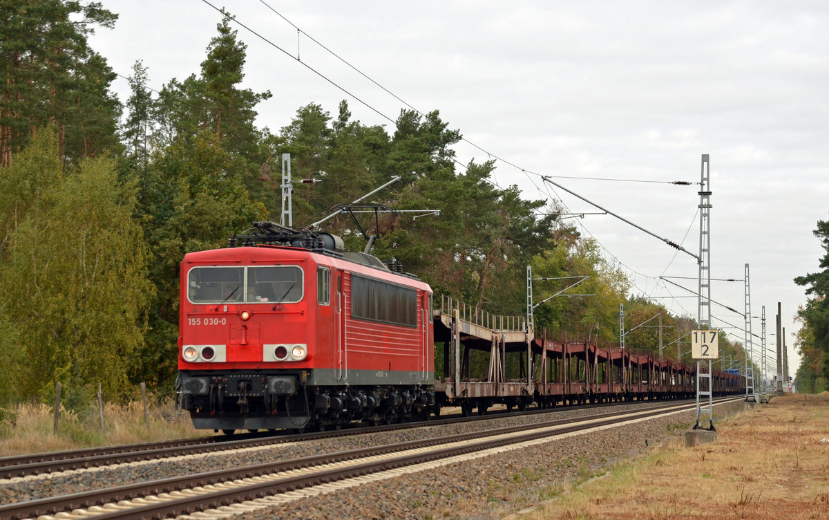 Mit einem Autologistiker am Haken rollte 155 030 am 27.09.18 durch Marxdorf Richtung Zeithain.