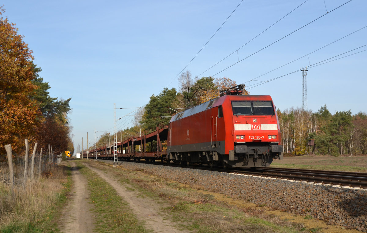 Mit einem Autologistiker, welcher zum grössten Teil aus leeren Autotransportwagen bestand, rollte 152 165 am 14.11.18 durch Marxdorf Richtung Zeithain.