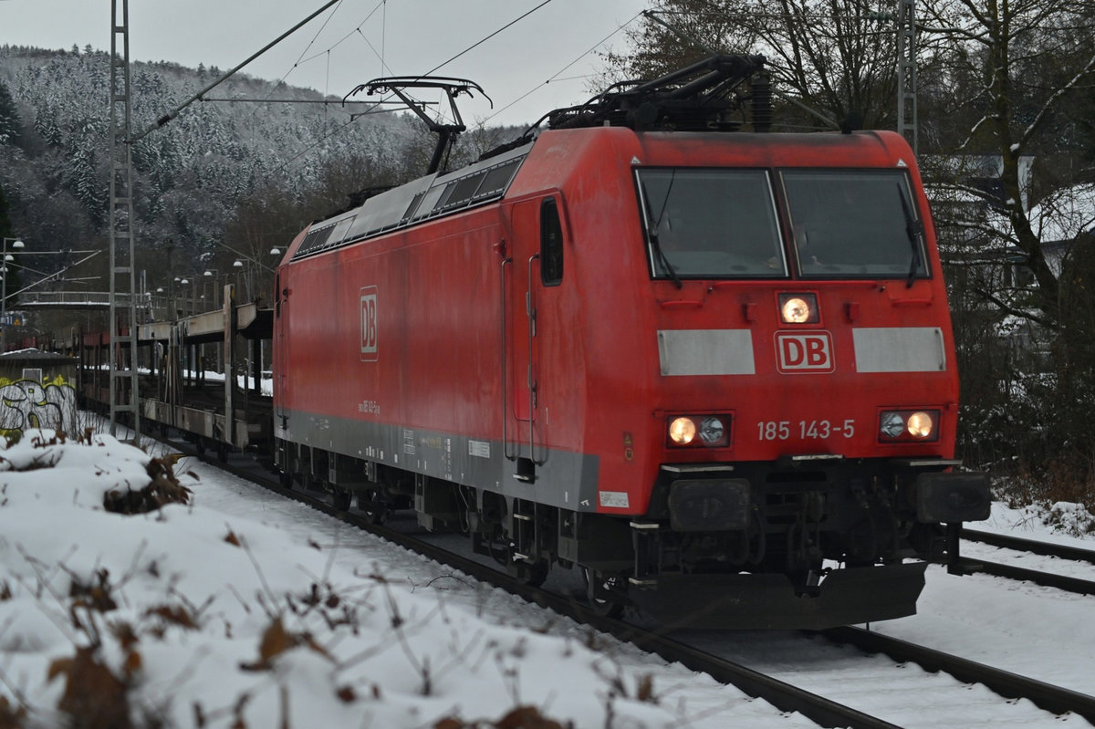 Mit einem Autotransportwagenzug fürs Audiwerk in Neckarsulm kommt am Mittag die 185 143-5 durch Neckargerach. 26.1.2021