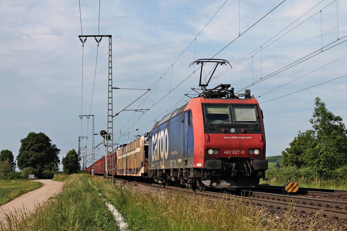 Mit einem Autoug aus Rotterdam Waalhaven fuhr am 02.06.2017 die Re 482 027-0 durchs Rheintal, wo sie bei Müllheim (Baden) am Fotografen vorbei kam.