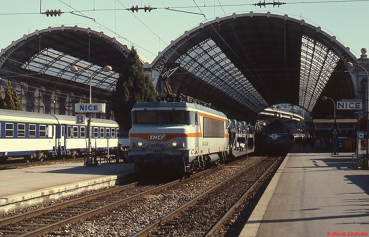 Mit einem Autozug durchfährt BB-22268 im April 1987 den Bahnhof Nice/Nizza