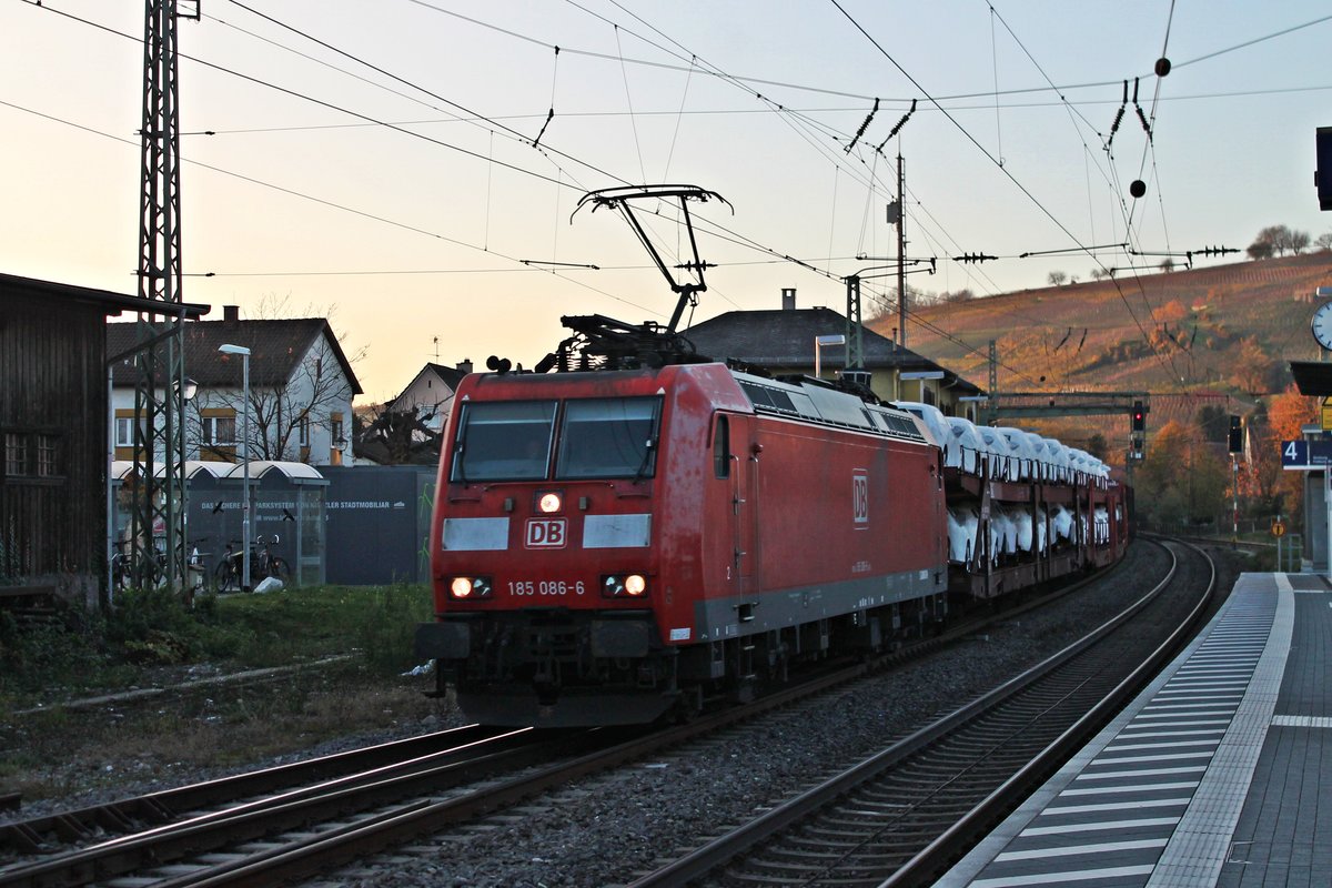 Mit einem Autozug (Mannheim Rbf - Basel Bad Rbf) fuhr am Nachmittag des 14.11.2017 die 185 086-6 durch den Bahnhof von Efringen Kirchen in Richtung Zilebahnhof, welcher nur noch wenige Kilometer entfernt war.
